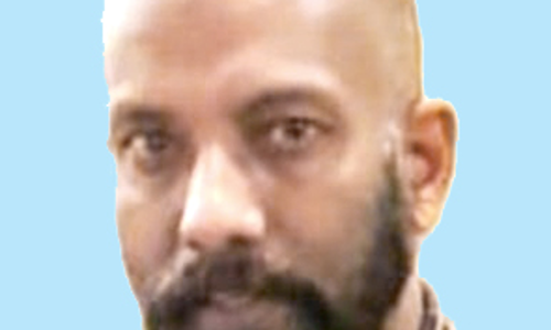 ബൈ​ക്ക് യാ​ത്രി​ക​ൻ ലോ​റി ക​യ​റി മ​രി​ച്ചു