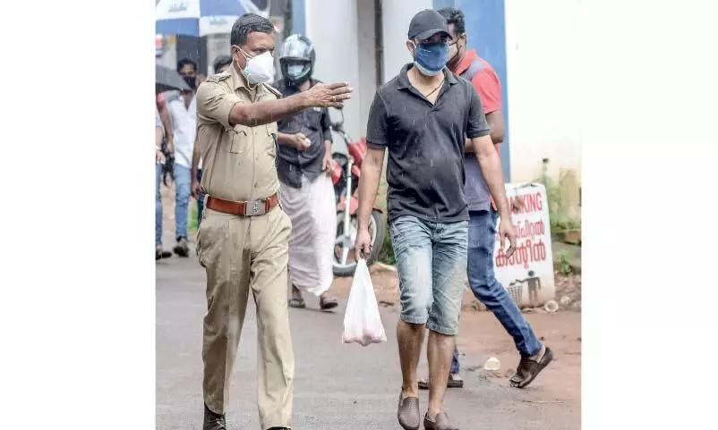 തിരിഞ്ഞുകളി വേണ്ട, കോവിഡ് ടെസ്റ്റുമായി പൊലീസ് പിന്നാലെ തിരിഞ്ഞുകളി വേണ്ട, കോവിഡ് ടെസ്റ്റുമായി പൊലീസ് പിന്നാലെ