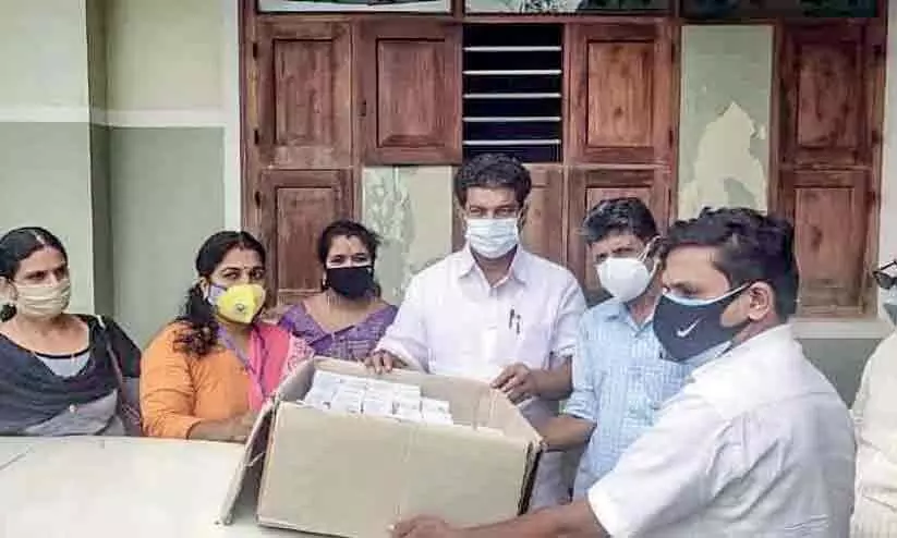 പൾസ് ഓക്സിമീറ്റർ വിതരണം: എം.എൽ.എ എത്തിയില്ല, വീട്ടിലെത്തി ഉദ്ഘാടനം നടത്തി കുടുംബശ്രീ പൾസ് ഓക്സിമീറ്റർ വിതരണം: എം.എൽ.എ എത്തിയില്ല, വീട്ടിലെത്തി ഉദ്ഘാടനം നടത്തി കുടുംബശ്രീ