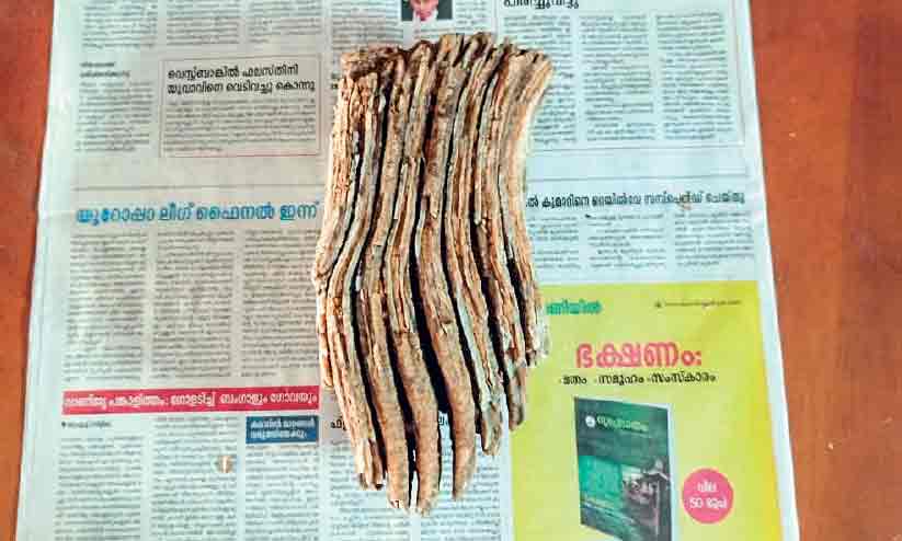 സ്വകാര്യ വ്യക്തിയുടെ ഭൂമിയില്നിന്ന് കിട്ടിയ വസ്തു വനം വകുപ്പിന് കൈമാറി സ്വകാര്യ വ്യക്തിയുടെ ഭൂമിയില്നിന്ന് കിട്ടിയ വസ്തു വനം വകുപ്പിന് കൈമാറി