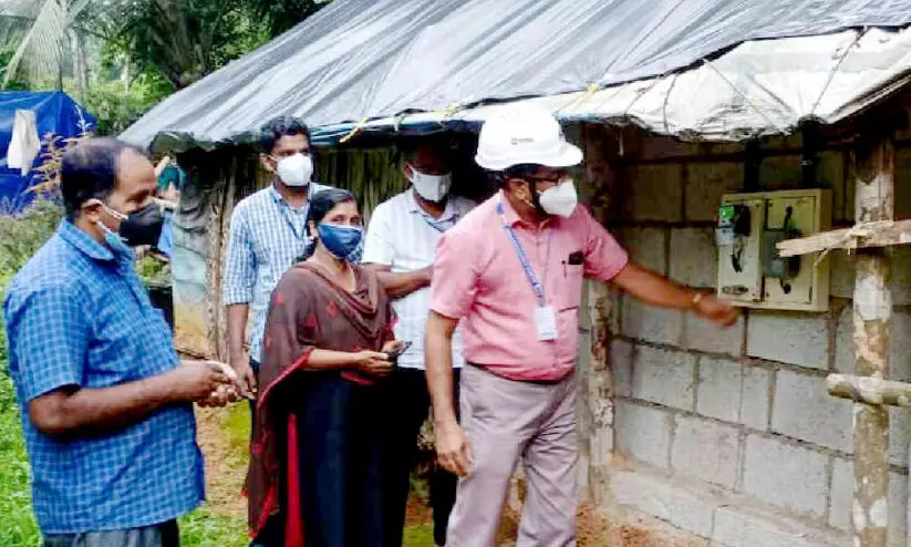 kseb employees gives electricity connection