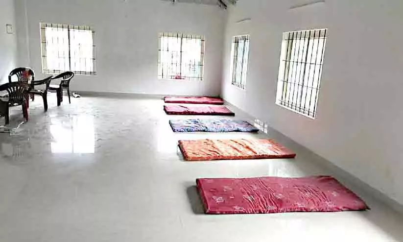 തറയിൽ കിടക്ക മാത്രം; ഡി.സി.സിയിൽ ദുരിതമെന്ന്​ രോഗികൾ