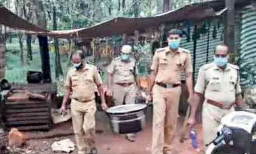 നിയന്ത്രണം കാറ്റിൽ പറത്തി ബിരിയാണി ഫെസ്​റ്റ്​; ചെമ്പോടെ പൊക്കി പൊലീസ്