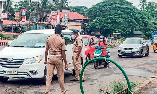 ജില്ല അതിർത്തിയിൽ നിയന്ത്രണങ്ങൾ ശക്തം