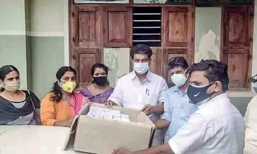 പ​ൾ​സ് ഓ​ക്സി​മീ​റ്റ​ർ വി​ത​ര​ണം: എം.​എ​ൽ.​എ എ​ത്തി​യി​ല്ല, വീ​ട്ടി​ലെ​ത്തി ഉ​ദ്ഘാ​ട​നം ന​ട​ത്തി കു​ടും​ബ​ശ്രീ