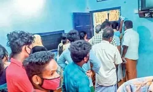 സർക്കാർ ആശുപത്രികളിൽ തിരക്ക്; സാമൂഹിക അകലം പാലിക്കപ്പെടുന്നില്ല