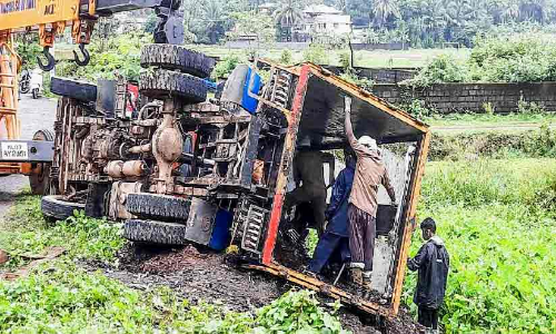 പാടശേഖരത്തിൽ മാലിന്യം തള്ളാനെത്തിയ മിനിലോറി മറിഞ്ഞു