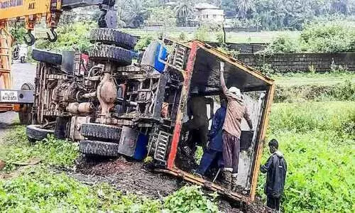 പാടശേഖരത്തിൽ മാലിന്യം തള്ളാനെത്തിയ മിനിലോറി മറിഞ്ഞു