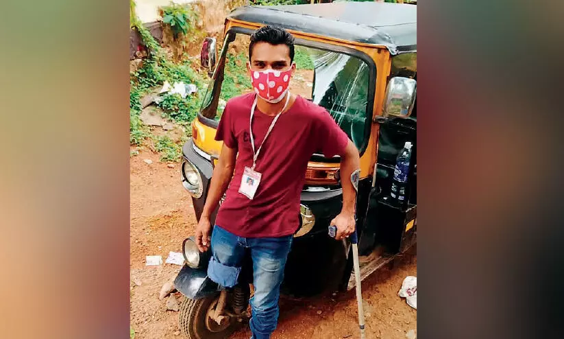 വൈകല്യത്തെയും ദാരിദ്ര്യത്തെയും കോവിഡിനെയും തോൽപിച്ച് നിയാസിെൻറ സേവനം വൈകല്യത്തെയും ദാരിദ്ര്യത്തെയും കോവിഡിനെയും തോൽപിച്ച് നിയാസിെൻറ സേവനം