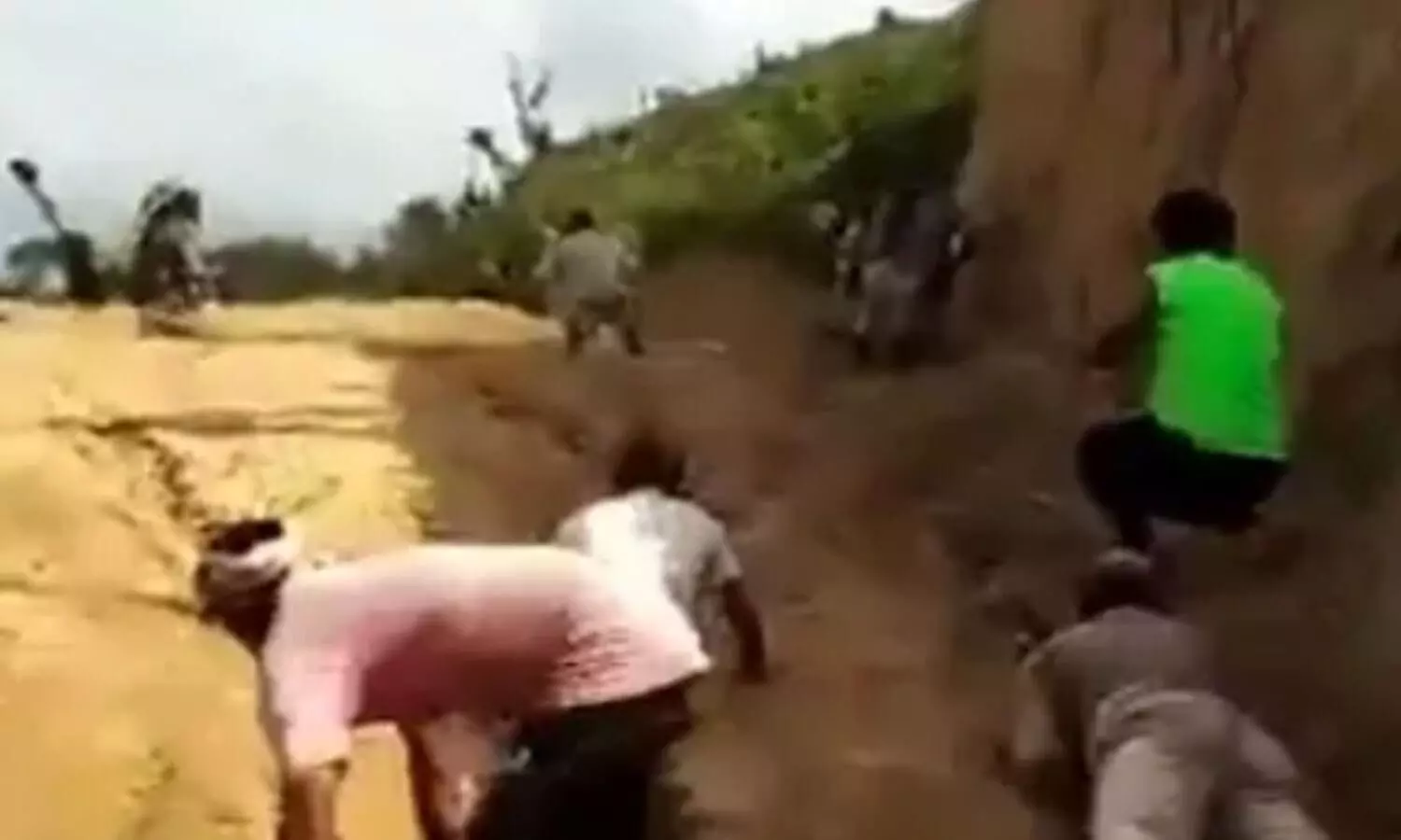 കോൺഗ്രസ് എം.എൽ.എക്കും പൊലീസിനും നേരെ നാഗാലാന്റ് അതിർത്തിയിൽ വെടിവെപ്പ്, വൈറലായി വിഡിയോ കോൺഗ്രസ് എം.എൽ.എക്കും പൊലീസിനും നേരെ നാഗാലാന്റ് അതിർത്തിയിൽ വെടിവെപ്പ്, വൈറലായി വിഡിയോ