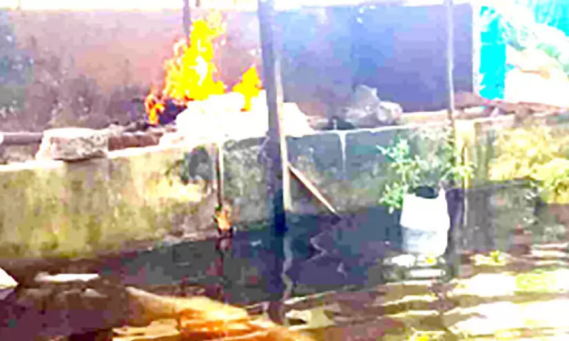 വീടിന് ചുറ്റും വെള്ളം; ഗൃഹനാഥന് ചിതയൊരുക്കിയത് തൊഴുത്തിൽ വീടിന് ചുറ്റും വെള്ളം; ഗൃഹനാഥന് ചിതയൊരുക്കിയത് തൊഴുത്തിൽ