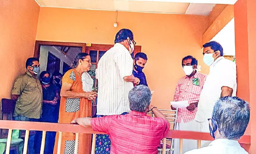 ഇംഗ്ലണ്ടിൽ നഴ്സിെൻറ മരണം: ബന്ധുക്കൾ മുഖ്യമന്ത്രിക്ക് നിവേദനം നൽകി ഇംഗ്ലണ്ടിൽ നഴ്സിെൻറ മരണം: ബന്ധുക്കൾ മുഖ്യമന്ത്രിക്ക് നിവേദനം നൽകി