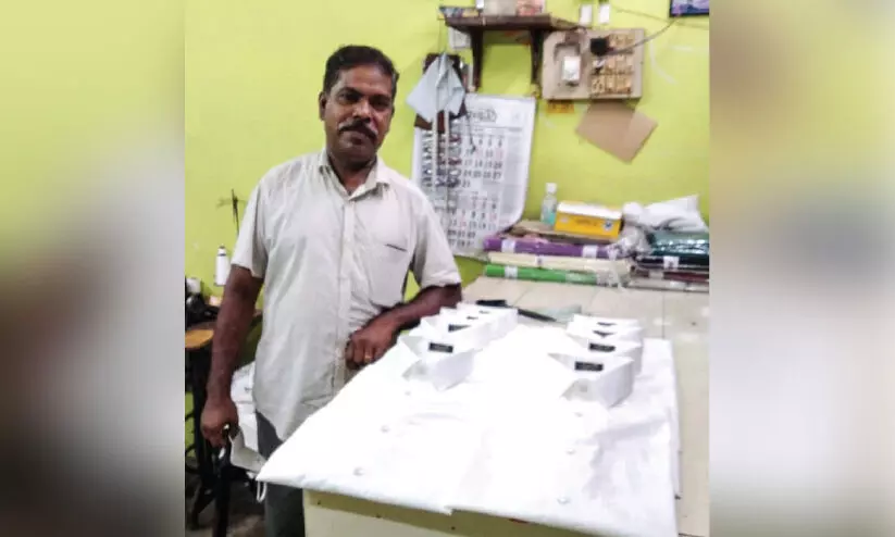 തയ്ക്കാൻ മന്ത്രിയുടെ ഷർട്ട്; കൂലി ദുരിതാശ്വാസ ഫണ്ടിന് തയ്ക്കാൻ മന്ത്രിയുടെ ഷർട്ട്; കൂലി ദുരിതാശ്വാസ ഫണ്ടിന്