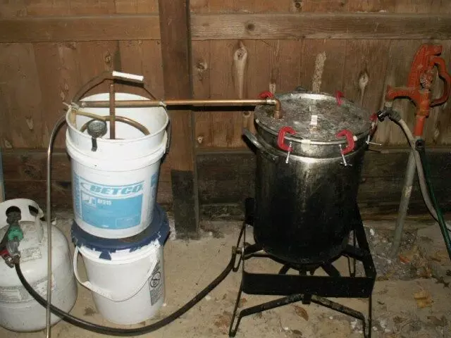 വീടുകൾ ഡിസ്​റ്റിലറികൾ; കുക്കർ വാറ്റ്​ സജീവം