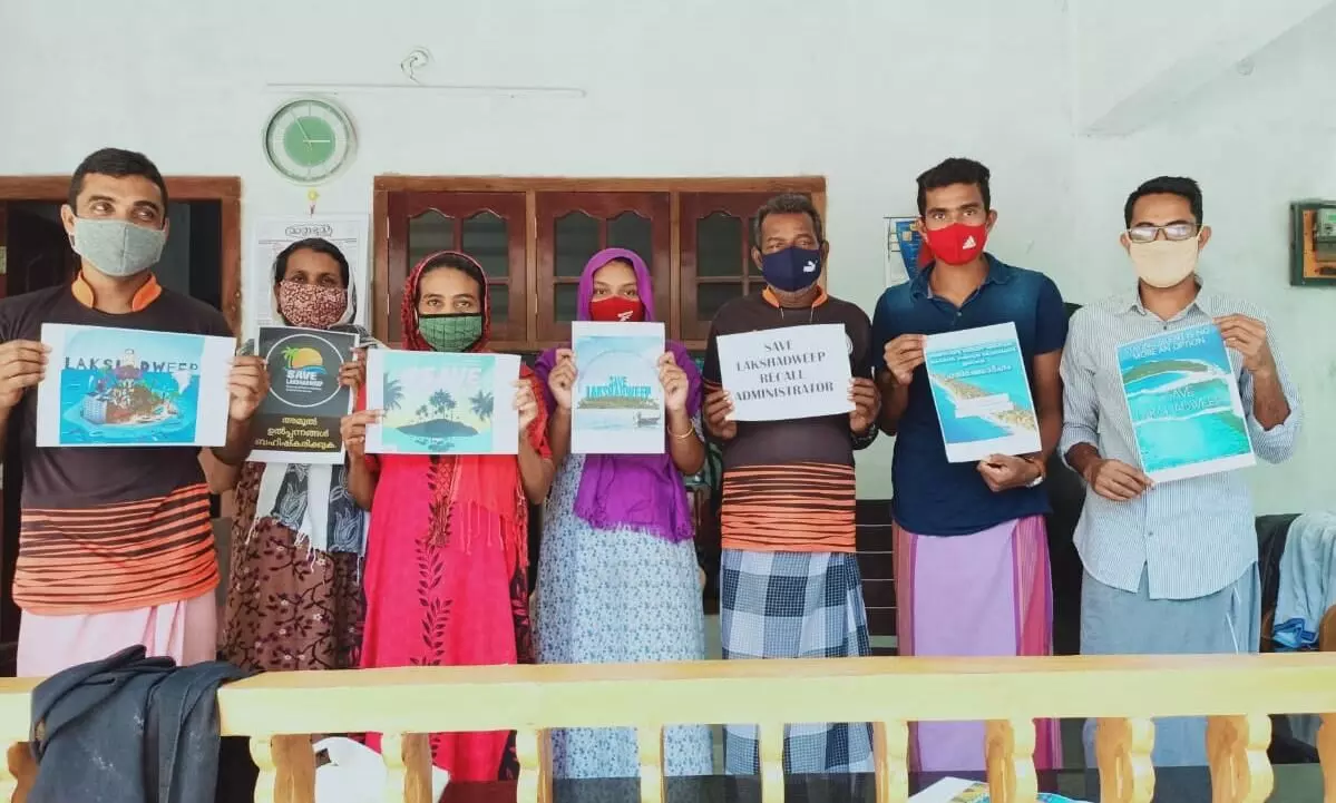 ദ്വീപിൽ ജനകീയ പ്രതിഷേധം ആളിക്കത്തുന്നു; സ്റ്റേഷനിൽ അറസ്റ്റിലായവരുടെ നിരാഹാരം ദ്വീപിൽ ജനകീയ പ്രതിഷേധം ആളിക്കത്തുന്നു; സ്റ്റേഷനിൽ അറസ്റ്റിലായവരുടെ നിരാഹാരം