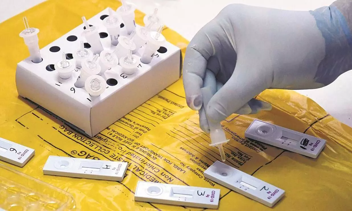 കോവിഡ് പരിശോധനയ്ക്ക് തൊണ്ട കഴുകിയ ലായനി; സലൈൻ ഗാർഗ്ൾ ആർ.ടി.-പി.സി.ആർ മാർഗം വരുന്നു കോവിഡ് പരിശോധനയ്ക്ക് തൊണ്ട കഴുകിയ ലായനി; സലൈൻ ഗാർഗ്ൾ ആർ.ടി.-പി.സി.ആർ മാർഗം വരുന്നു