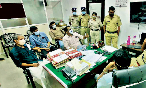 തലങ്ങും വിലങ്ങും ആർ.ആർ.ടിക്കാർ; വാടസ് ആപ് ഗ്രൂപ്പിൽനിന്ന്​ പിൻവാങ്ങി ചെയർപേഴ്സൻ