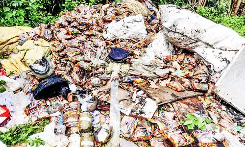 ആന്തരികാവയവ സാമ്പിൾ അടക്കം മാലിന്യം റോഡരികിൽ; കരാറുകാരെന വിളിച്ചുവരുത്തി തിരികെ എടുപ്പിച്ചു ആന്തരികാവയവ സാമ്പിൾ അടക്കം മാലിന്യം റോഡരികിൽ; കരാറുകാരെന വിളിച്ചുവരുത്തി തിരികെ എടുപ്പിച്ചു