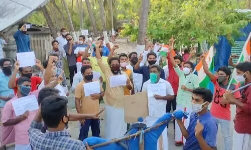 കലക്ടറുടെ വസ്തുതാവിരുദ്ധമായ പ്രസ്താവന; വീട്ടുമുറ്റത്ത്‌ പ്ലക്കാർഡ് ഉയർത്തി പ്രതിഷേധവുമായി ദ്വീപ് നിവാസികൾ