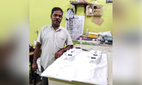 തയ്​ക്കാൻ മന്ത്രിയുടെ ഷർട്ട്​; കൂലി ദുരിതാശ്വാസ ഫണ്ടിന്