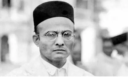 റെയിൽവേ സ്​റ്റേഷ​നിലും ഫ്ലൈഓവറി​ലും വീർ സവർക്കർ ബാനർ സ്​ഥാപിച്ച നിലയിൽ