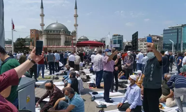 തുർക്കിയിൽ ചരിത്രപ്രധാനമായ തഖ്സീം ചത്വരത്തിൽ പള്ളി തുറന്ന് ഉർദുഗാൻ തുർക്കിയിൽ ചരിത്രപ്രധാനമായ തഖ്സീം ചത്വരത്തിൽ പള്ളി തുറന്ന് ഉർദുഗാൻ