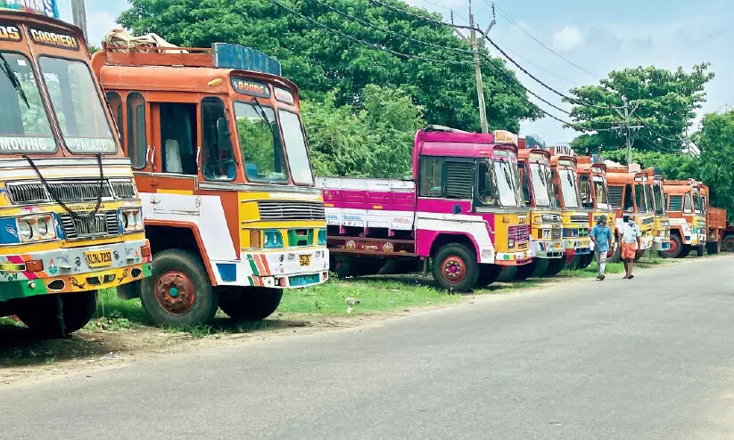 ലോക്ഡൗണിൽ ലോക്കായി ചരക്കു വാഹന മേഖല ലോക്ഡൗണിൽ ലോക്കായി ചരക്കു വാഹന മേഖല