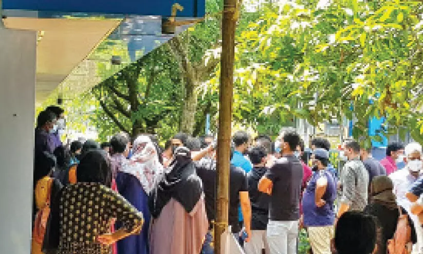 the people come for vaccination