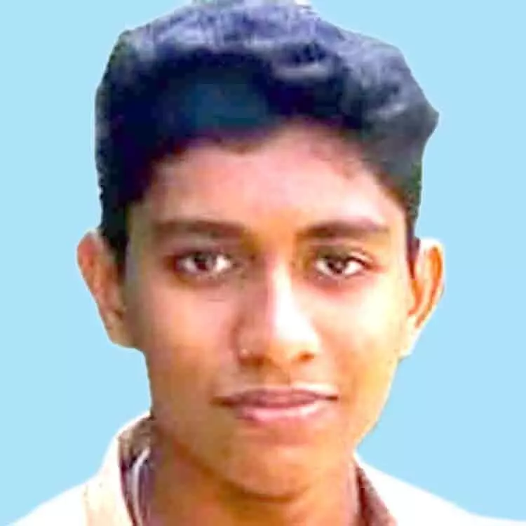 ബൈ​ക്കും കാ​റും കൂ​ട്ടി​യി​ടി​ച്ച് യു​വാ​വ് മ​രി​ച്ചു