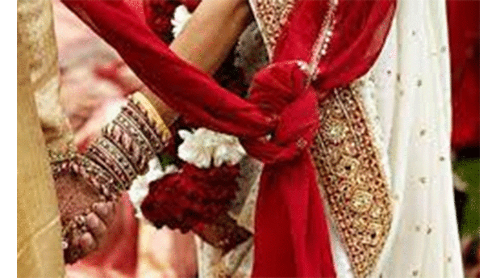 വിവാഹ ചടങ്ങിനിടെ വധു മരിച്ചു; അനിയത്തിയെ വിവാഹം കഴിച്ച് വരൻ