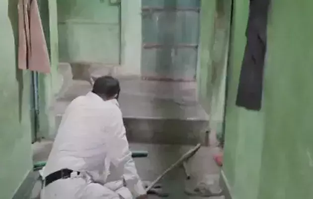 ലോക്​ഡൗണിനിടെ പൊലീസുകാരെ വളഞ്ഞിട്ട്​ തല്ലി ഗ്രാമീണർ