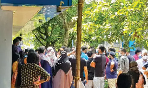 the people come for vaccination