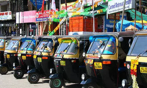 മ​ക​ളു​ടെ വി​വാ​ഹ​ച്ചെ​ല​വ് ചു​രു​ക്കി; ദു​രി​താ​ശ്വാ​സ നി​ധി​ക്ക്​ ന​ൽ​കി ഓ​ട്ടോ ഡ്രൈ​വ​ര്‍