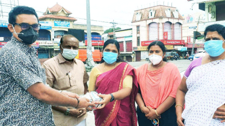 ജി​ദ്ദ പ​ത്ത​നം​തി​ട്ട ജി​ല്ല സം​ഗ​മം മെ​ഡി​ക്ക​ൽ ഉ​പ​ക​ര​ണ​ങ്ങ​ൾ വി​ത​ര​ണം ചെ​യ്തു