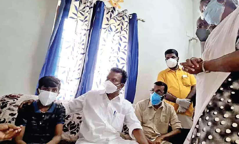 ഒറ്റക്കാവില്ലെന്ന്​ അലനെ ആശ്വസിപ്പിക്കാൻ മന്ത്രിയെത്തി