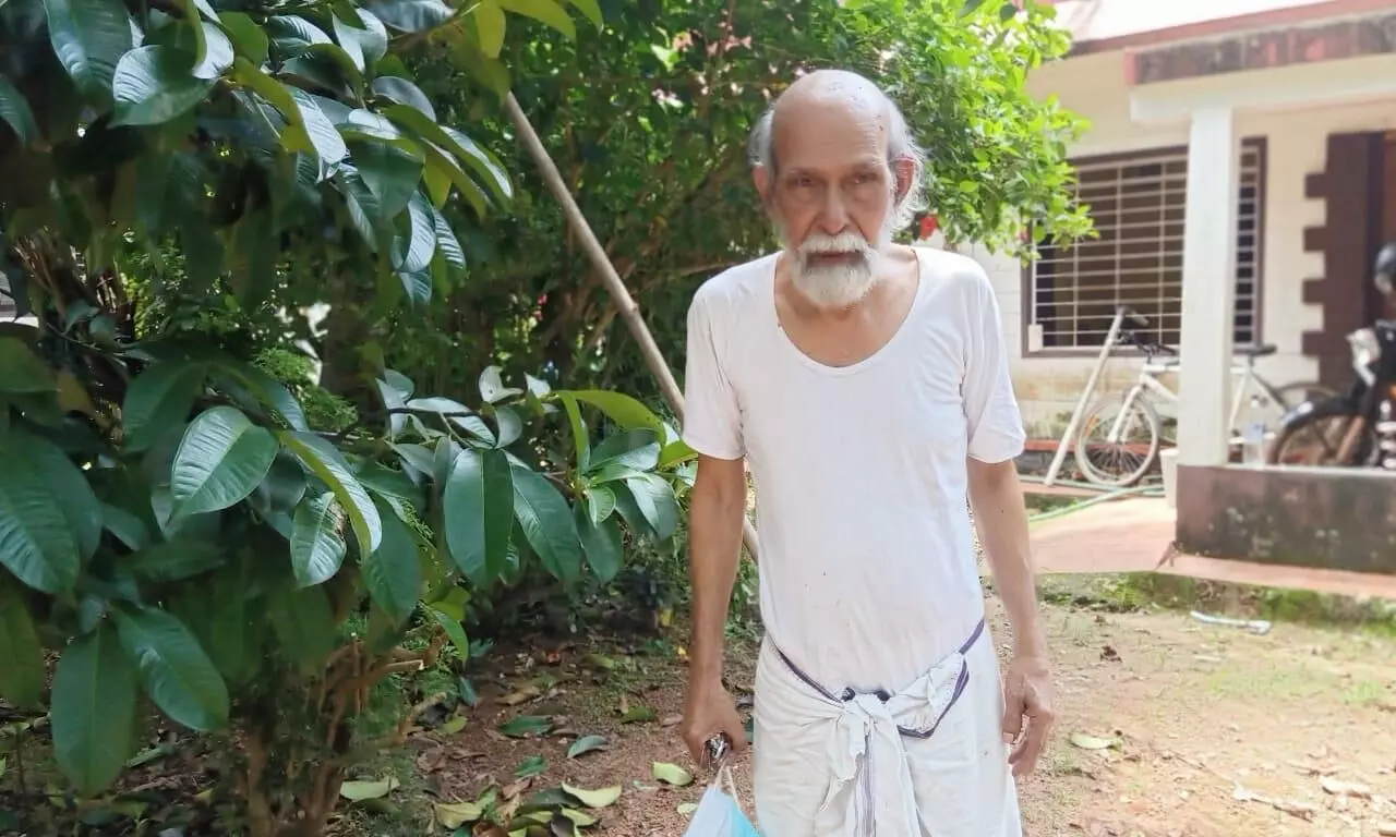 തത്തകളല്ലേ, നെൽമണികൾ കൊ​ണ്ടുപോയ്​ക്കോ​ട്ടെ...