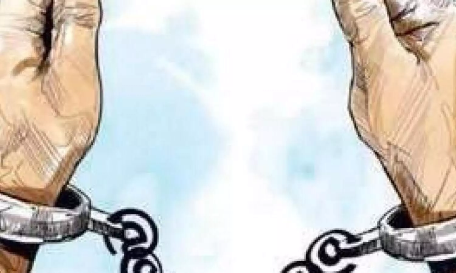 അനധികൃതമായി മദ്യക്കുപ്പി വിൽക്കുന്നത് ചോദ്യം ചെയ്ത പൊലീസുകാരെ ആക്രമിച്ച കേസിൽ 11 പേർ അറസ്റ്റിൽ