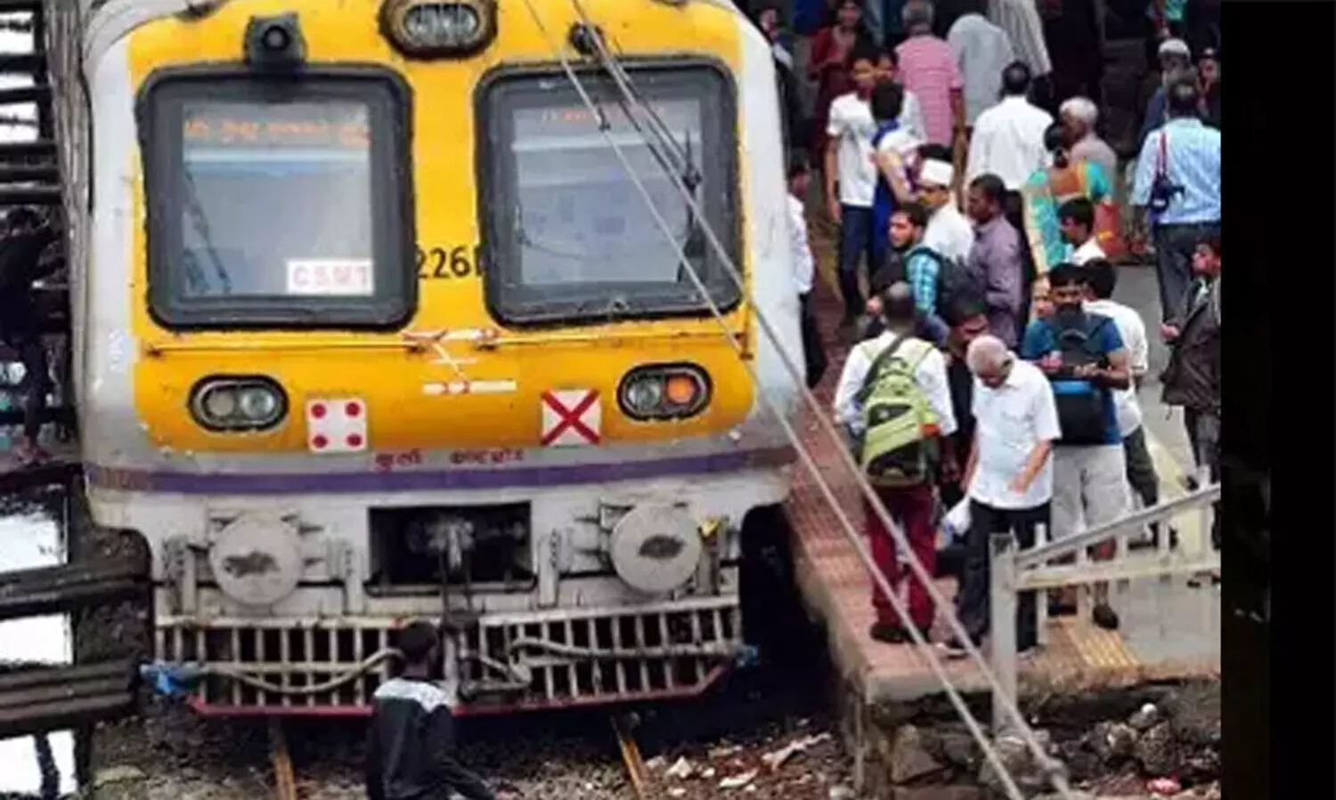 അറസ്റ്റിലായ യുവതി ട്രെയിനിന്​ മുന്നിൽ ചാടി; പിന്നാലെ പൊലീസുകാരനും, ജീവൻ പണയംവെച്ച്​ രക്ഷിച്ചു -VIDEO