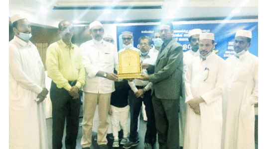 അ​ല​വി​ക്കു​ട്ടി ഒ​ള​വ​ട്ടൂ​രി​ന് സ്നേ​ഹാ​ദ​ര​വ്