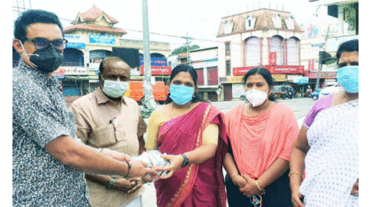 ജി​ദ്ദ പ​ത്ത​നം​തി​ട്ട ജി​ല്ല സം​ഗ​മം മെ​ഡി​ക്ക​ൽ ഉ​പ​ക​ര​ണ​ങ്ങ​ൾ വി​ത​ര​ണം ചെ​യ്തു