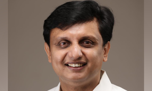 കോടതി വിമർശിച്ച റോഡുകളിൽ ഒന്നു മാത്രമാണ്​ പൊതുമരാമത്തി​േന്‍റതെന്ന്​ മന്ത്രി റിയാസ്​; ജലസേചന വകുപ്പിനെതിരെ വിമർശനം