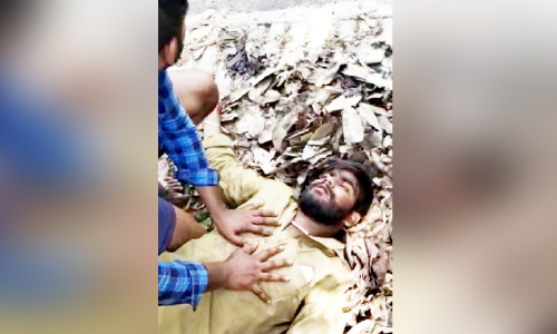 ഡ്രൈ​വ​റു​ടെ ജീ​വ​ൻ ര​ക്ഷി​ച്ച പൊ​ലീ​സു​കാ​ർ​ക്ക് അ​ഭി​ന​ന്ദ​ന പ്ര​വാ​ഹം