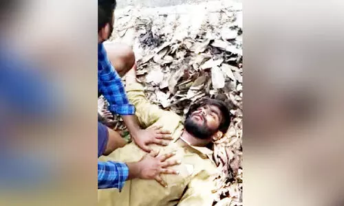 ഡ്രൈ​വ​റു​ടെ ജീ​വ​ൻ ര​ക്ഷി​ച്ച പൊ​ലീ​സു​കാ​ർ​ക്ക് അ​ഭി​ന​ന്ദ​ന പ്ര​വാ​ഹം