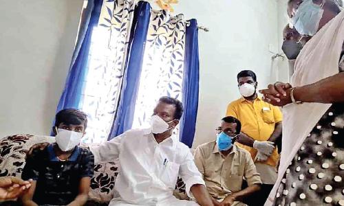 ഒറ്റക്കാവില്ലെന്ന്​ അലനെ ആശ്വസിപ്പിക്കാൻ മന്ത്രിയെത്തി