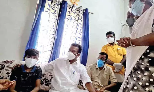 ഒറ്റക്കാവില്ലെന്ന്​ അലനെ ആശ്വസിപ്പിക്കാൻ മന്ത്രിയെത്തി