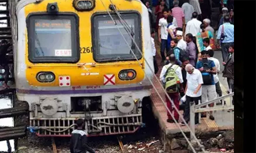 അറസ്റ്റിലായ യുവതി ട്രെയിനിന്​ മുന്നിൽ ചാടി; പിന്നാലെ പൊലീസുകാരനും, ജീവൻ പണയംവെച്ച്​ രക്ഷിച്ചു -VIDEO