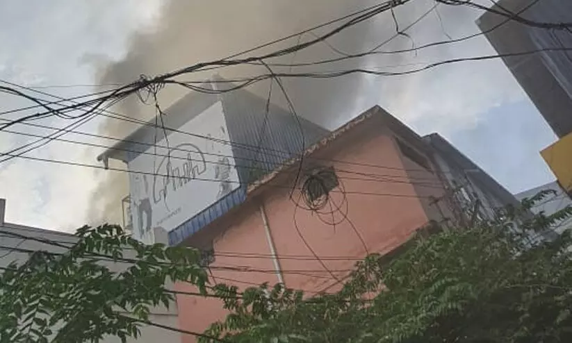 തിരുവനന്തപുരം ചാല മാർക്കറ്റിൽ തീപിടിത്തം തിരുവനന്തപുരം ചാല മാർക്കറ്റിൽ തീപിടിത്തം