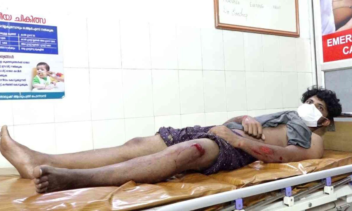 പൊലീസ് യുവാവിനെ അകാരണമായി ക്രൂരമായി മർദ്ദിച്ചതായി പരാതി; പ്രതിഷേധവുമായി നാട്ടുകാർ പൊലീസ് യുവാവിനെ അകാരണമായി ക്രൂരമായി മർദ്ദിച്ചതായി പരാതി; പ്രതിഷേധവുമായി നാട്ടുകാർ