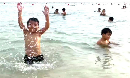 ബീച്ചിൽ കുട്ടികളെ സൂക്ഷിക്കണം; മുന്നറിയിപ്പുമായി പൊലീസ് ബീച്ചിൽ കുട്ടികളെ സൂക്ഷിക്കണം; മുന്നറിയിപ്പുമായി പൊലീസ്