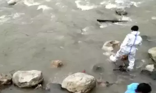 ഉത്തരാഖണ്ഡിൽ കോവിഡ് രോഗികളുടെ മൃതദേഹങ്ങൾ കടിച്ചുവലിച്ച് നായ്കൾ; ഞെട്ടലിൽ നാട്ടുകാർ ഉത്തരാഖണ്ഡിൽ കോവിഡ് രോഗികളുടെ മൃതദേഹങ്ങൾ കടിച്ചുവലിച്ച് നായ്കൾ; ഞെട്ടലിൽ നാട്ടുകാർ